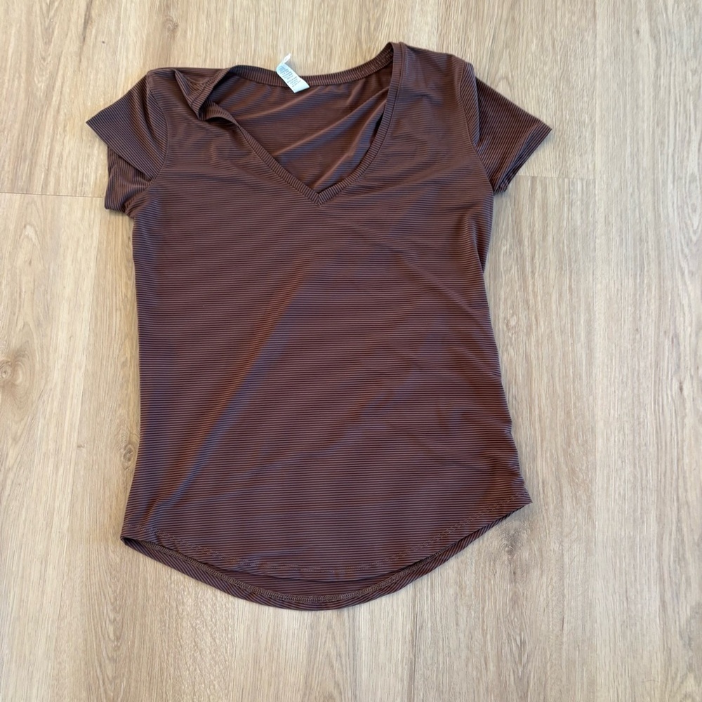 ** Zyia XS v neck brown tee Striped